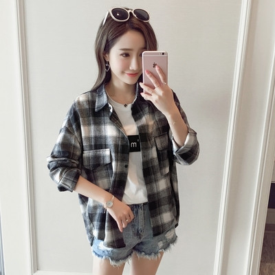 Cămașă de damă în carouri în două culori cu buzunare decorative