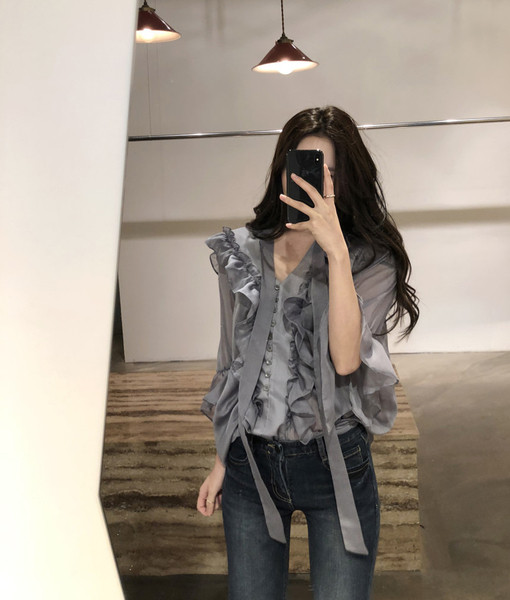 Елегантна дамска риза в два цвята с волани и разкроени ръкави