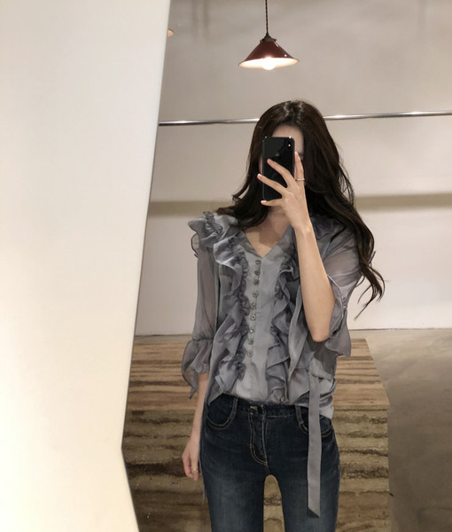 Елегантна дамска риза в два цвята с волани и разкроени ръкави