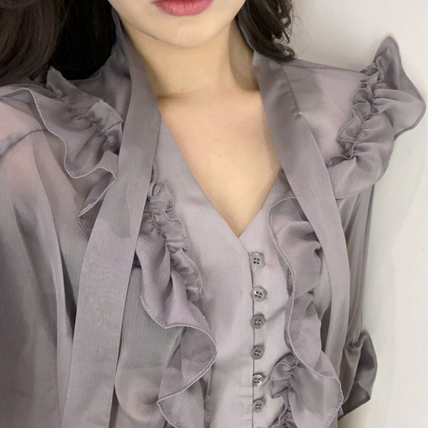 Елегантна дамска риза в два цвята с волани и разкроени ръкави