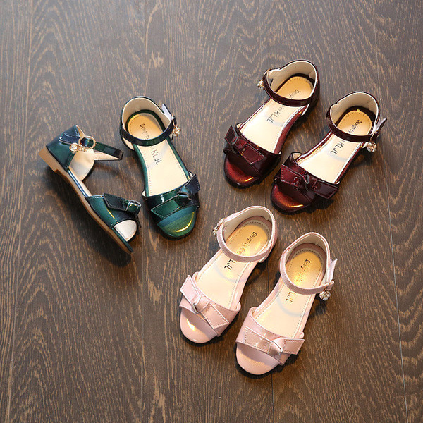 Sandale pentru fete din piele lacuita cu panglica si toc jos in trei culori