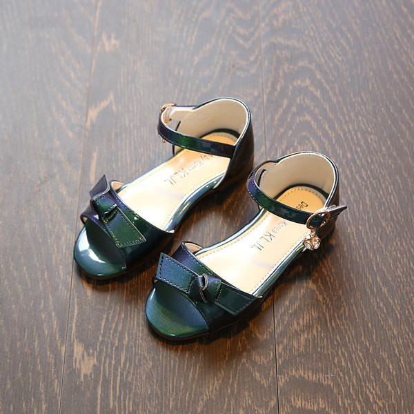 Sandale pentru fete din piele lacuita cu panglica si toc jos in trei culori