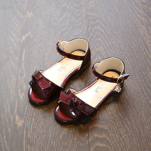 Sandale pentru fete din piele lacuita cu panglica si toc jos in trei culori