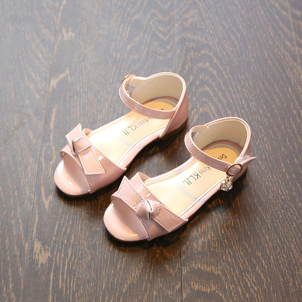 Sandale pentru fete din piele lacuita cu panglica si toc jos in trei culori