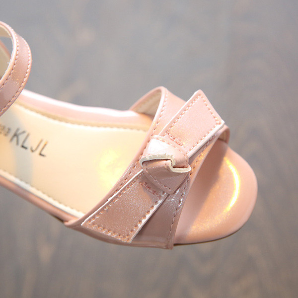 Sandale pentru fete din piele lacuita cu panglica si toc jos in trei culori