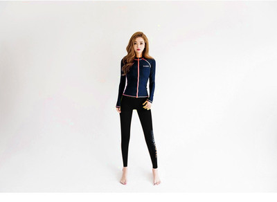 Echipa sportivă feminină în două părți cu inscripție