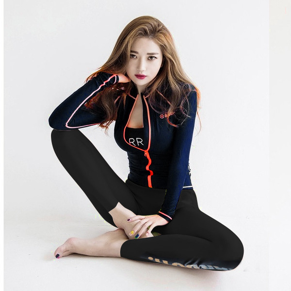 Echipa sportivă feminină în două părți cu inscripție