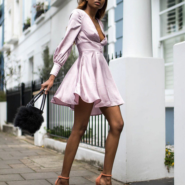 Небрежна дамска рокля с дълъг ръкав и дълбоко деколте, в розов цвят