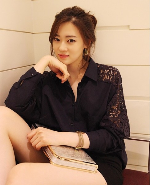 Cămașă lungă de damă elegantă în alb-negru, cu broderie și buzunare decorative