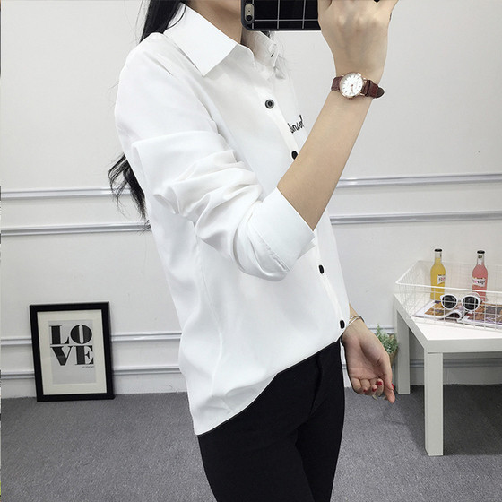 Cămașă simplă de damă cu mâneci lungi de culoare albă și cu inscripție broderie