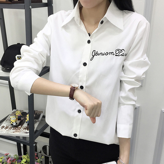 Cămașă simplă de damă cu mâneci lungi de culoare albă și cu inscripție broderie