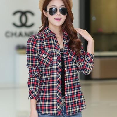 Alkalmi női kockás ing különböző színekben, dekoratív zsebekkel