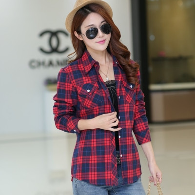 Alkalmi női kockás ing különböző színekben, dekoratív zsebekkel