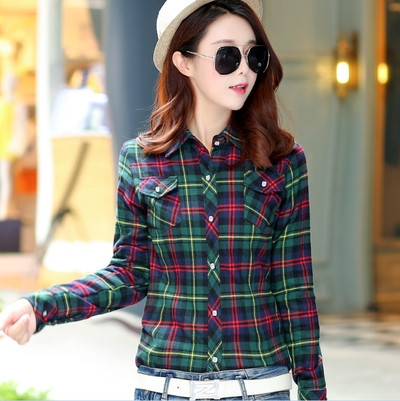 Alkalmi női kockás ing különböző színekben, dekoratív zsebekkel