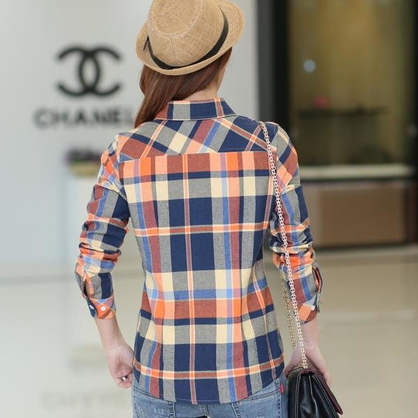 Alkalmi női kockás ing különböző színekben, dekoratív zsebekkel