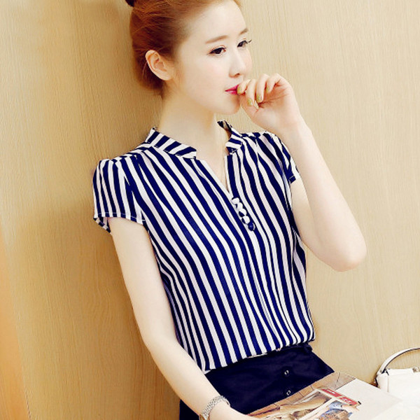 Egyszerű ing rövid ujjú, V-nyakú és dekorációs gombokkal