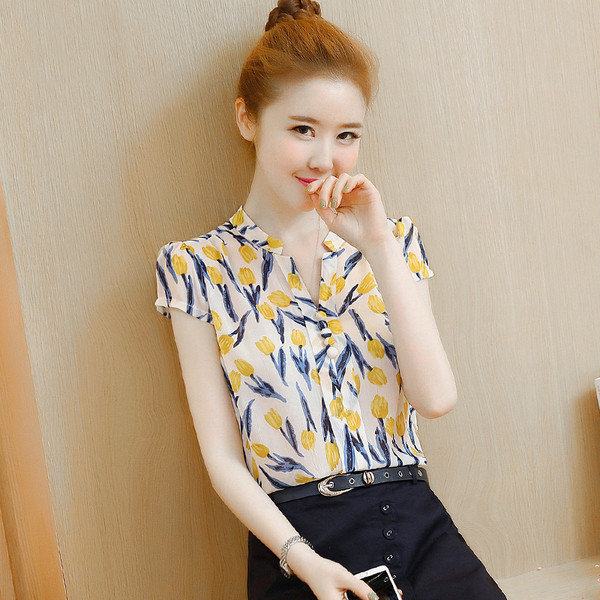 Egyszerű ing rövid ujjú, V-nyakú és dekorációs gombokkal