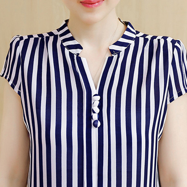 Egyszerű ing rövid ujjú, V-nyakú és dekorációs gombokkal