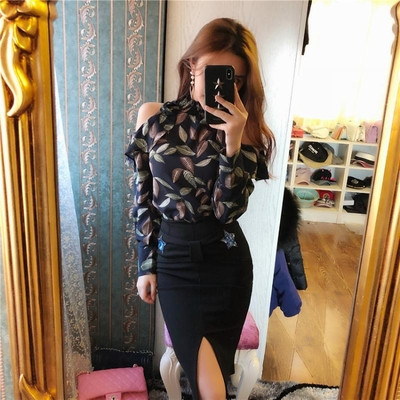 Cămașă de damă model Slim cu umerii deschiși în două culori cu motive florale