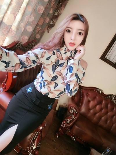 Cămașă de damă model Slim cu umerii deschiși în două culori cu motive florale