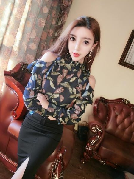 Cămașă de damă model Slim cu umerii deschiși în două culori cu motive florale