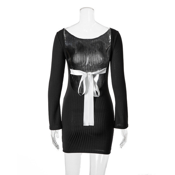 Rochie scurtă de damă simplă, cu mâneci lungi și spate gol, cu o panglică