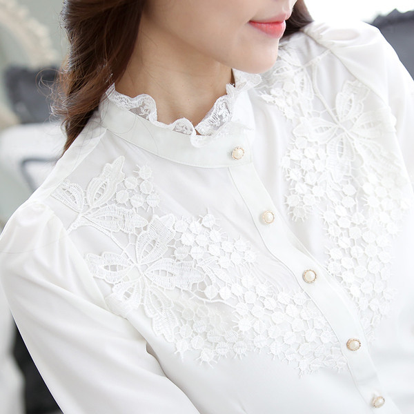 Elegáns női ing fehér és fekete színben, hosszú ujjal és virágmotívumú hímzéssel