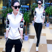 Спортен дамски екип с флорален мотив от две части в три цвята