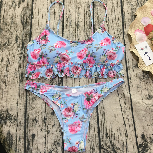 Costum de baie actual de damă din două piese în albastru cu motiv floral