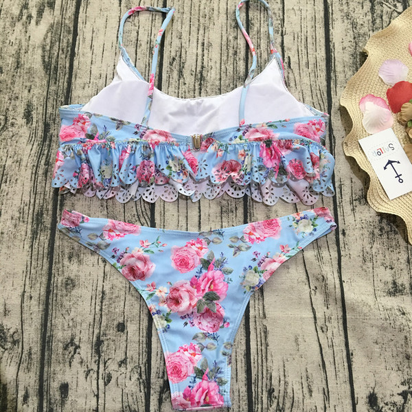 Costum de baie actual de damă din două piese în albastru cu motiv floral