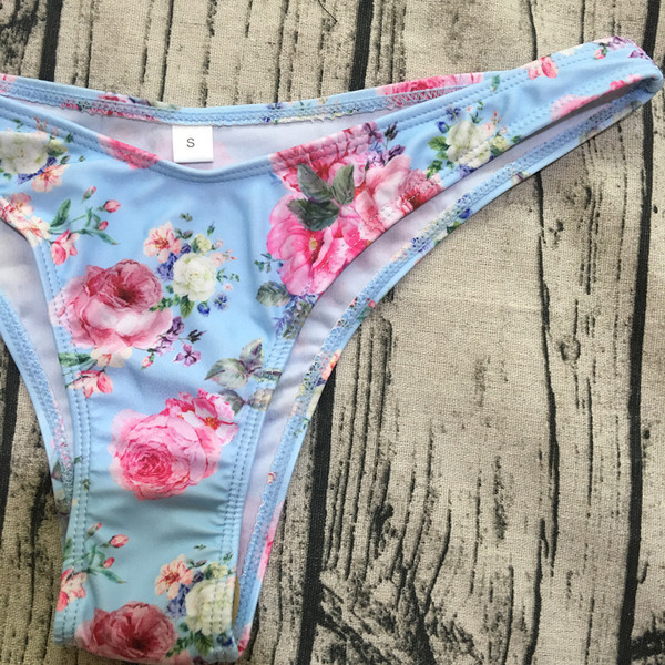 Costum de baie actual de damă din două piese în albastru cu motiv floral