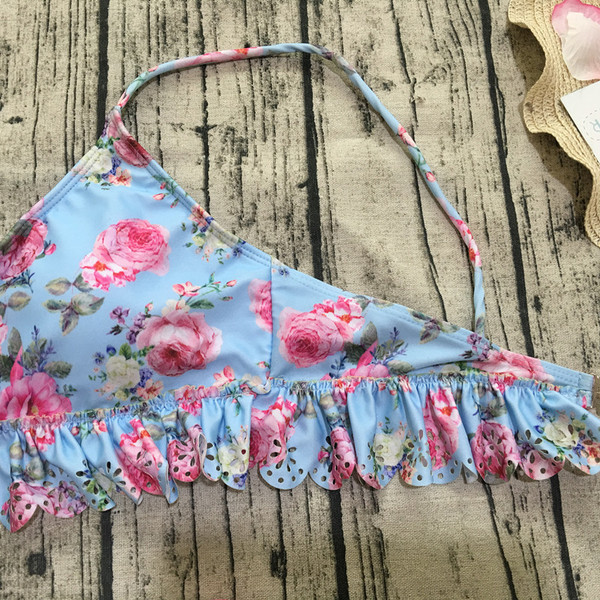 Costum de baie actual de damă din două piese în albastru cu motiv floral
