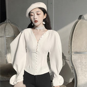 Cămașă albă elegantă, cu nasturi stilați, cu decolteu în V și mâneci decupate