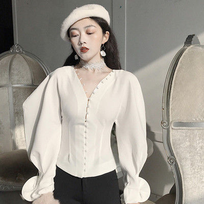 Cămașă albă elegantă, cu nasturi stilați, cu decolteu în V și mâneci decupate