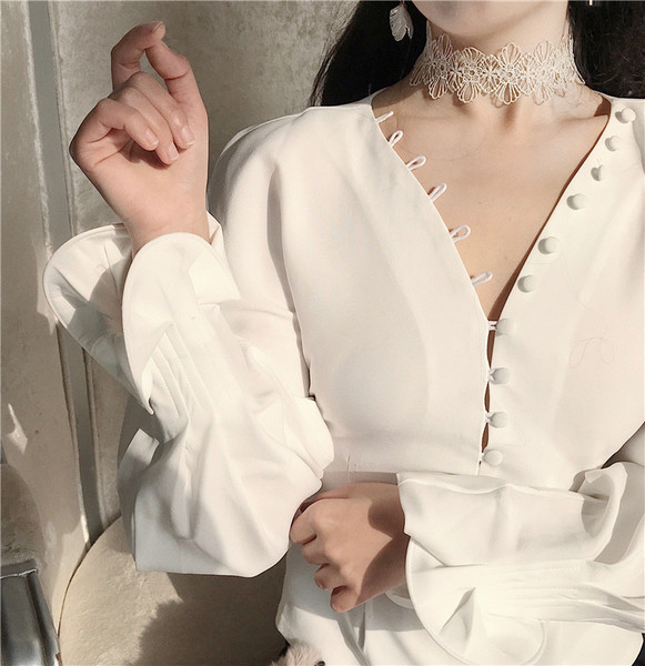 Cămașă albă elegantă, cu nasturi stilați, cu decolteu în V și mâneci decupate