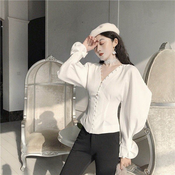 Cămașă albă elegantă, cu nasturi stilați, cu decolteu în V și mâneci decupate