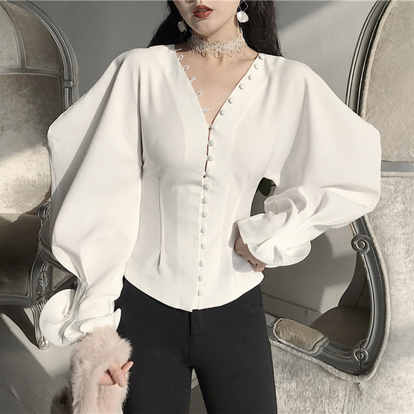 Cămașă albă elegantă, cu nasturi stilați, cu decolteu în V și mâneci decupate