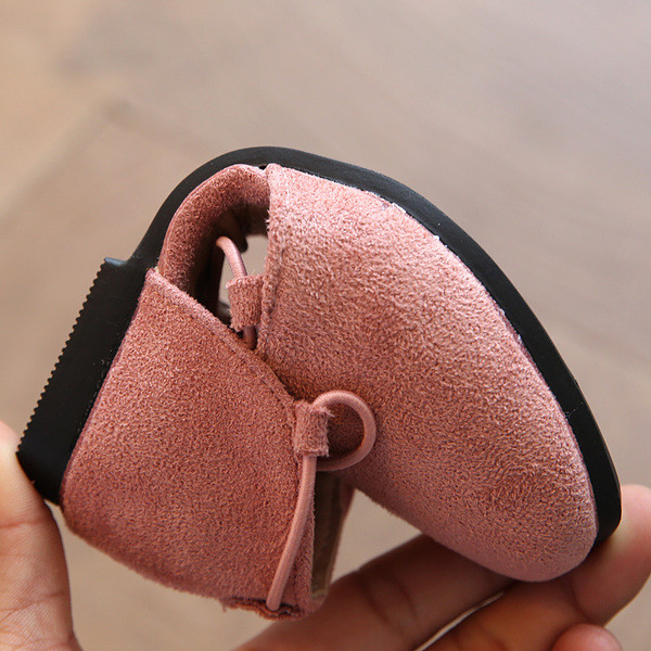 Stílusos, öko velúrból készült gyerekcipő lányoknak keresztkötővel, többféle színben