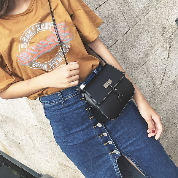 Geanta de dama din piele ecologica in marime mini cu curea lunga si element metalic