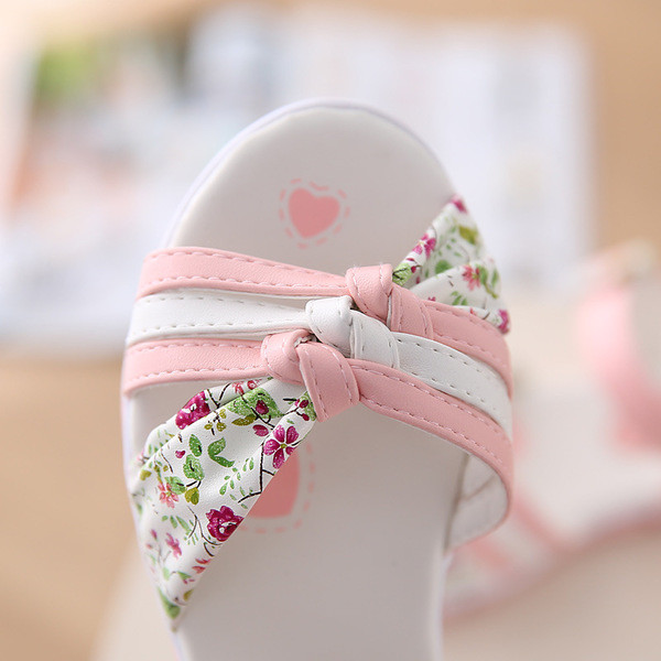 Sandale delicate pentru copii pentru fete cu motiv floral colorat in roz si albastru deschis