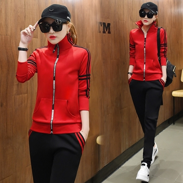 Echipă de sport feminin de zi cu zi în două părți în mai multe culori