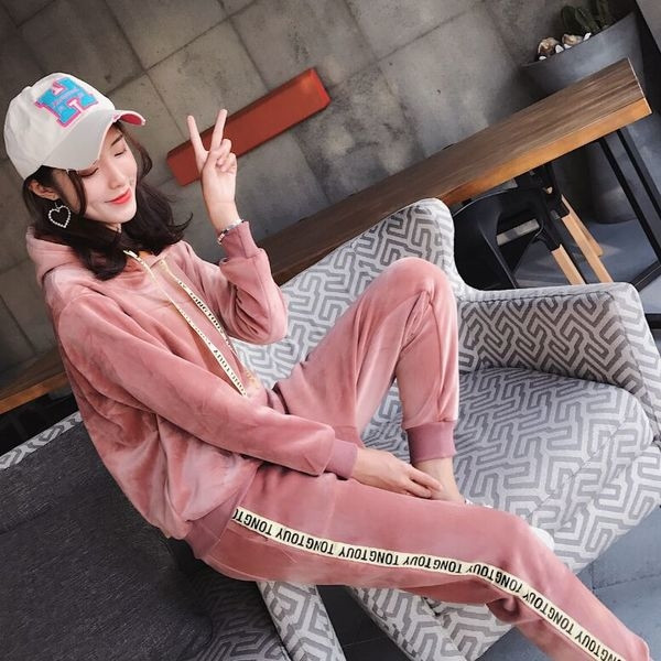 Stílusos női csapat két részből álló felirattal, két színben