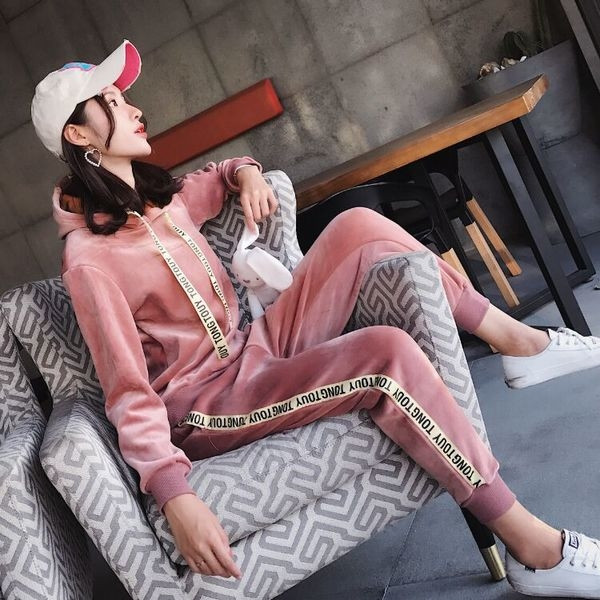 Stílusos női csapat két részből álló felirattal, két színben