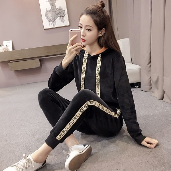 Stílusos női csapat két részből álló felirattal, két színben