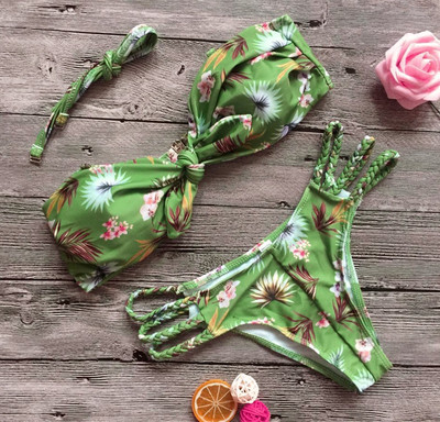 Costum de baie clasic din două piese pentru doamne în verde, cu imprimeu floral