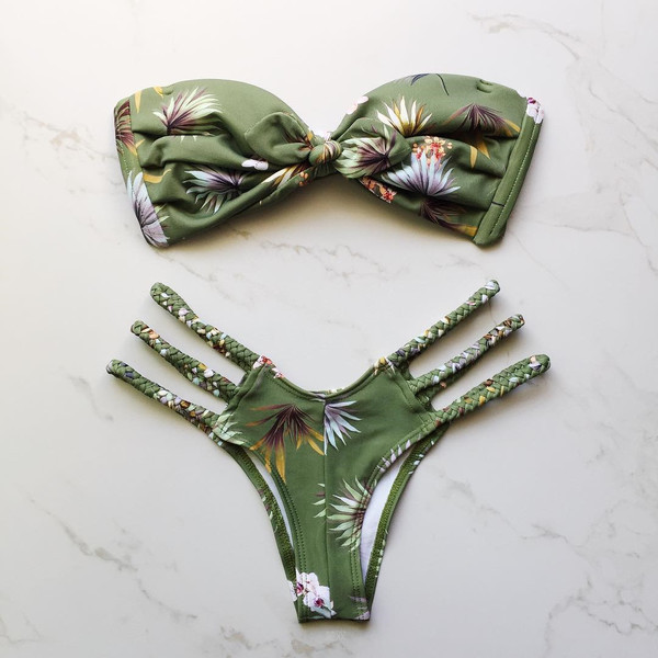 Costum de baie clasic din două piese pentru doamne în verde, cu imprimeu floral