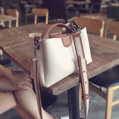 Stílusos kézitáska második színű díszítéssel