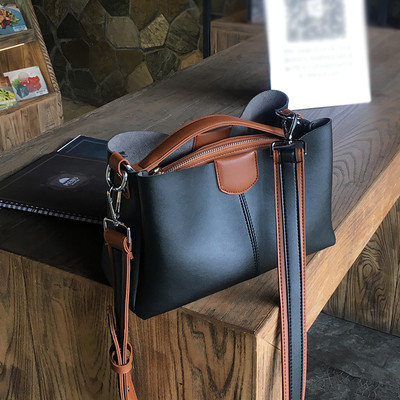 Stílusos kézitáska második színű díszítéssel