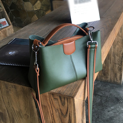 Stílusos kézitáska második színű díszítéssel