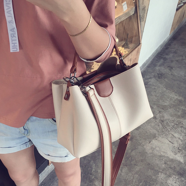 Stílusos kézitáska második színű díszítéssel